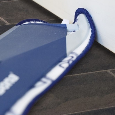 Prancha azul com bordas azuis e brancas na área do chão