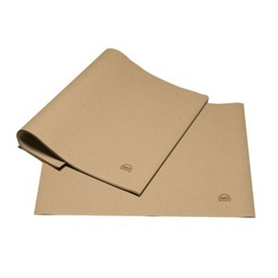 Dois tapetes retangulares bege com símbolo em marrom escuro