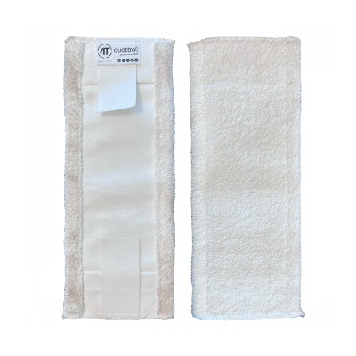 Dois panos de microfibra creme com etiqueta 4T quattro visível