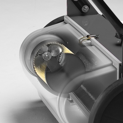 Roda preta e mecanismo metálico com engrenagens dentro de cobertura transparente