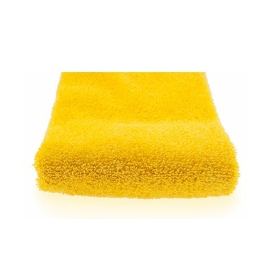 Toalha amarela felpuda dobrada