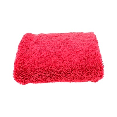 Toalha de banho vermelha felpuda dobrada