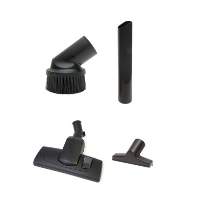 Quatro acessórios de aspirador de pó pretos em fundo branco