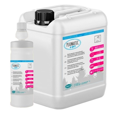 Duas embalagens brancas de detergente concentrado com rótulos coloridos e texto informativo