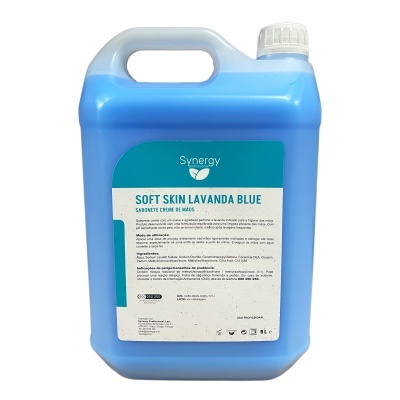 Frasco azul plástico com sabonete Synergy Soft Skin Lavanda Blue e etiqueta detalhada