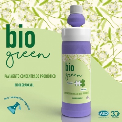 Frasco roxo de produto concentrado probiótico biodegradável com rótulo verde e branco