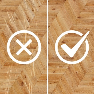 Piso em madeira clara com riscos à esquerda e limpo à direita, símbolos de X e visto