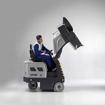 Máquina de limpeza industrial compacta com operador