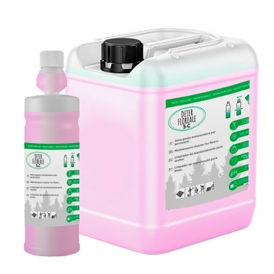 Conjunto de detergente rosa em garrafa pequena e bidão maior de plástico branco