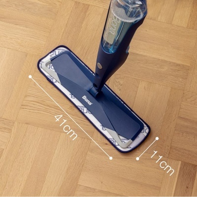 Rodo de limpeza Bona com reservatório de água sobre chão de madeira com medidas visíveis