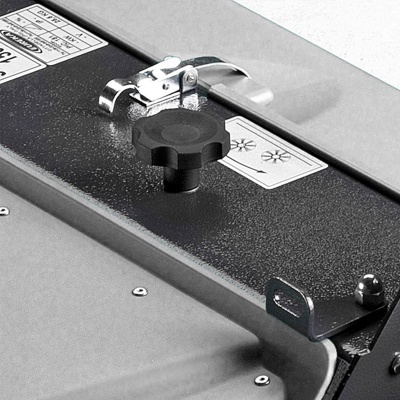 Superfície metálica com peça preta e alavanca prateada