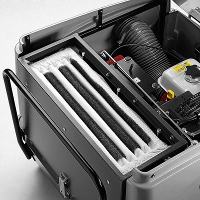 Máquina industrial cinza com filtro branco e preto e motor visível