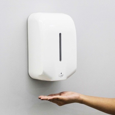 Dispenser automático branco de parede com janela transparente e mão estendida por baixo