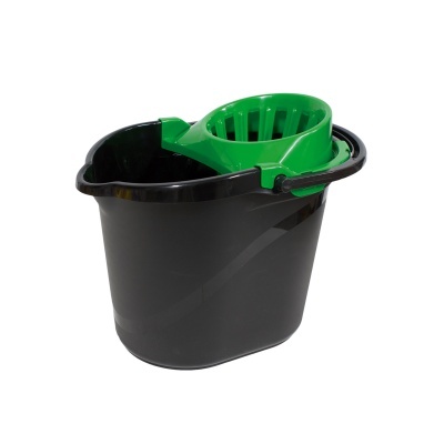 Balde preto com espremedor de esfregona verde sobre fundo branco