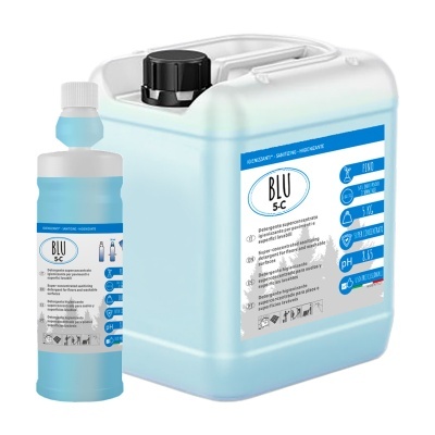 Produtos de limpeza Blu 5C em embalagens azul claro e branco com etiquetas técnicas