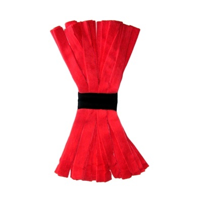 Tiras vermelhas de tecido aveludado juntadas por faixa preta