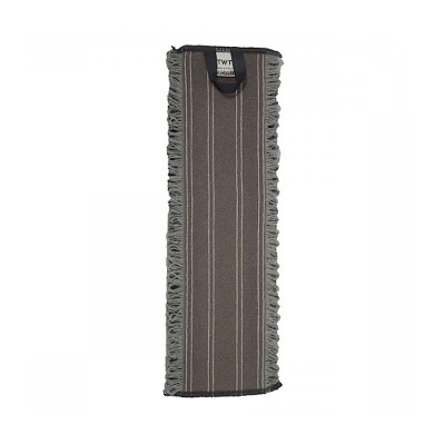 capa protetora de tecido cinzento com franjas e etiquetas