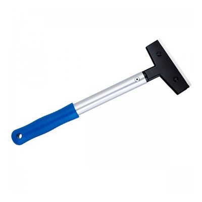 Martelo com cabo azul e cabeça preta sobre fundo branco