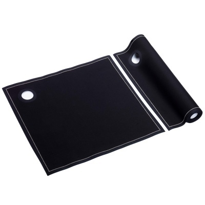 Tapete preto de tecido com bordas brancas e recortes circulares, parcialmente enrolado