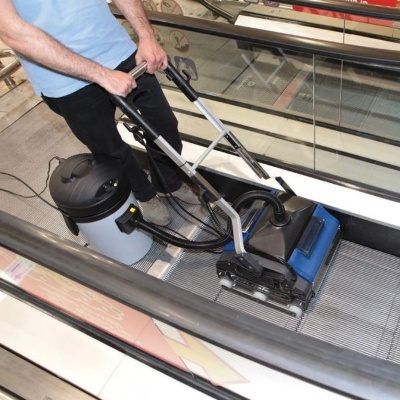 Máquina de limpeza industrial numa escada rolante