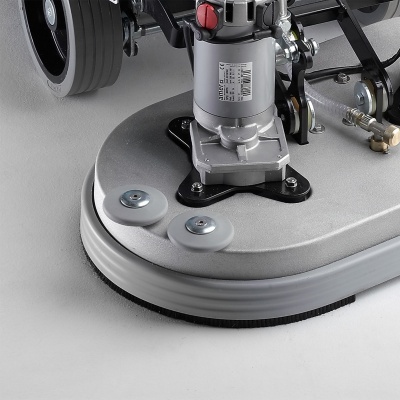 Equipamento industrial metálico cinza com motor e rodas pretas