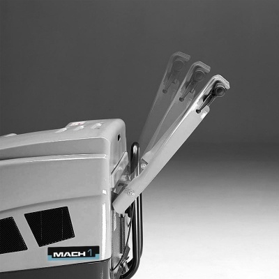 Máquina cinzenta com alavanca ajustável e etiqueta MACH 1