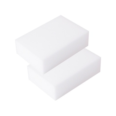 Duas esponjas brancas retangulares empilhadas