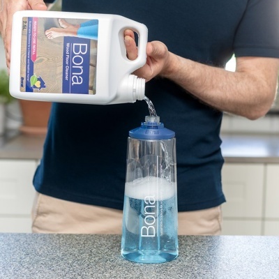 Frasco de produto de limpeza Bona e borrifador transparente em bancada de cozinha