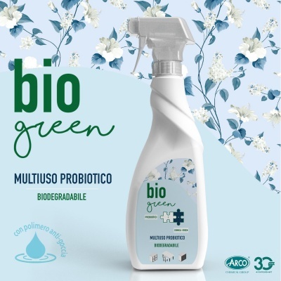 Frasco spray branco de multiuso probiótico biodegradável com rótulo em fundo azul claro e flores