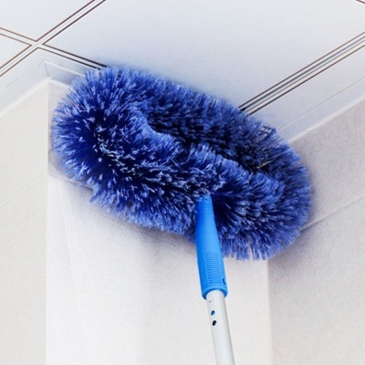 Pano azul felpudo com cabo para limpeza no canto do teto azulejado