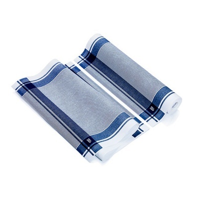 Dois panos de cozinha brancos com riscas azuis e padrão de linhas enrolados