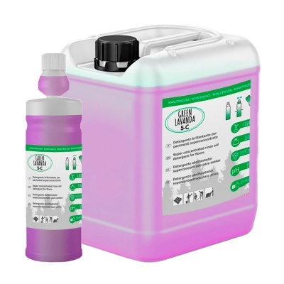 Frascos de detergente líquido cor roxa da marca GREEN LAVANDA 5-C com rótulos informativos em verde e branco