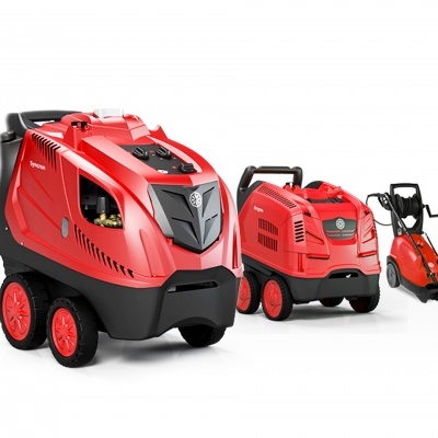 Três máquinas industriais vermelhas com rodas em fundo branco