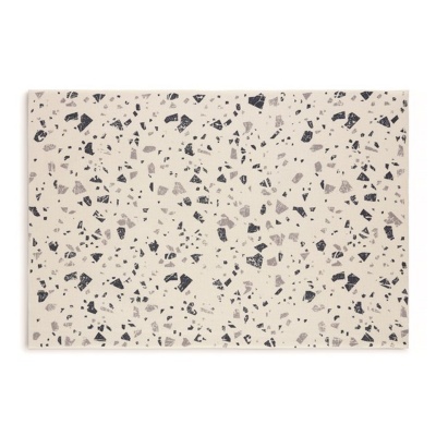 Tapete com padrão abstrato em tons de cinza, preto e bege sobre fundo creme