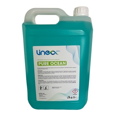 Frasco de plástico azul translúcido com etiqueta branca e tampa branca