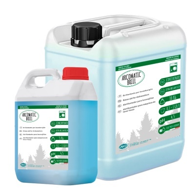 Dois bidões de plástico azul com etiquetas verdes e brancas e tampas preta e vermelha