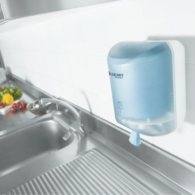 Dispenser de papel azul de parede numa cozinha junto a pia e torneira