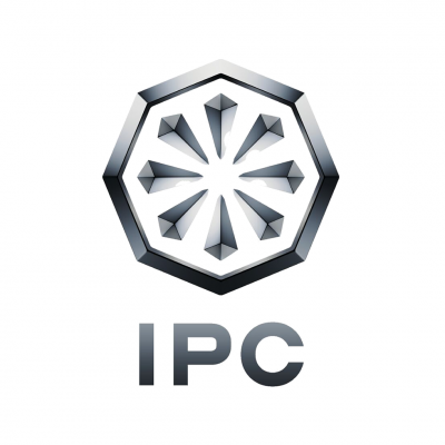 Logótipo prateado com octógono e texto IPC em fundo branco