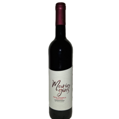 Garrafa de vinho tinto Maria Gins com rótulo branco e vermelho