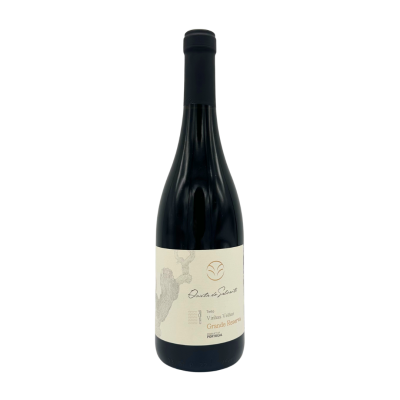 Garrafa de vinho tinto com rótulo branco e tampa preta