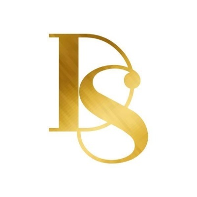 Logotipo dourado com letras D e S sobre um fundo branco