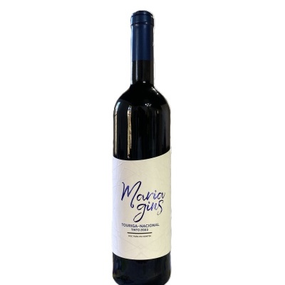 Garrafa de vinho tinto Maria gins com rótulo branco e tampa azul escura