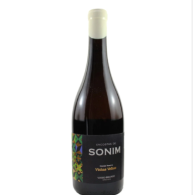 Garrafa de vinho Encostas de Sonim com rótulo preto e design geométrico colorido
