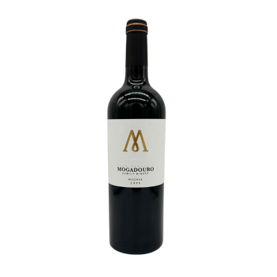 Garrafa de vinho Mogadouro Family Winery Reserva 2021 com rótulo branco e logotipo dourado