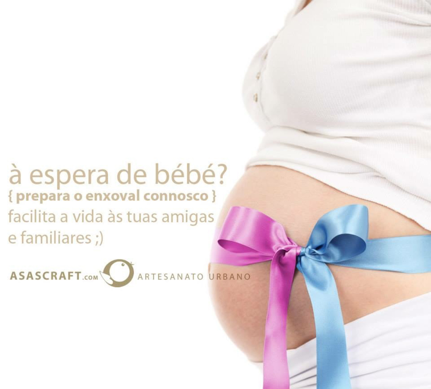 Grávida com fita azul e rosa amarrada na barriga e texto promocional à espera de bebé