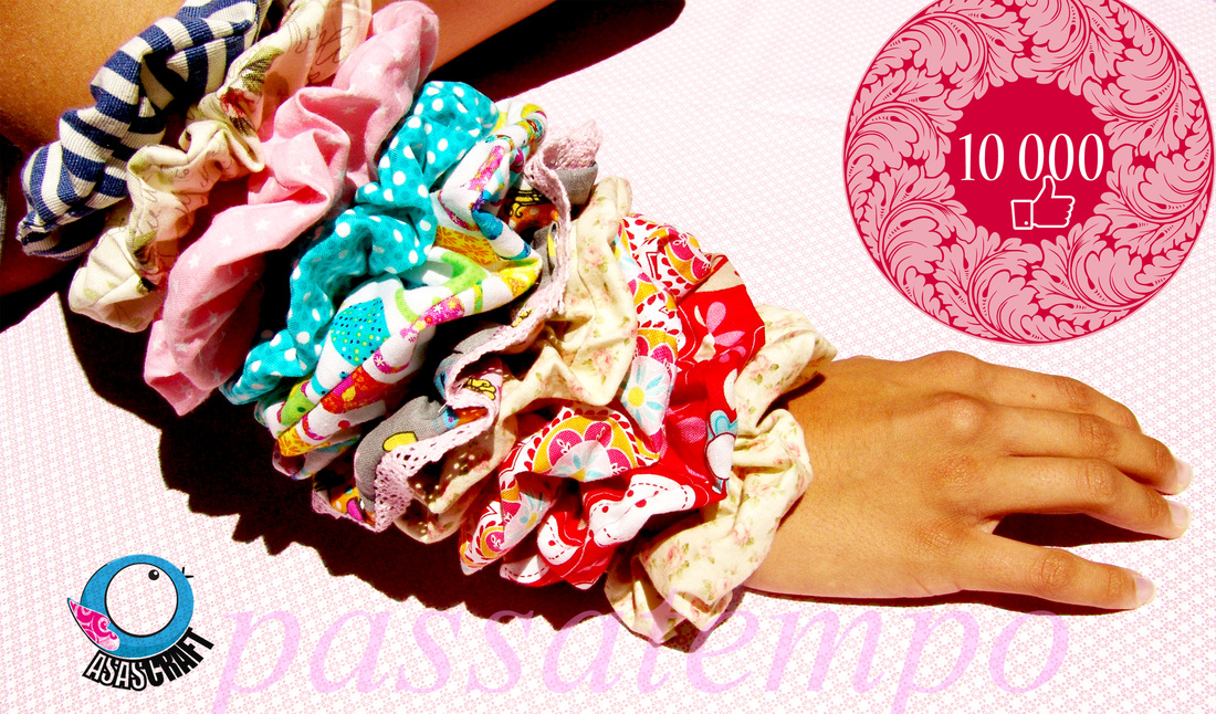 Braço com várias pulseiras coloridas de tecido e selo rosa com texto '10 000 LIKE'