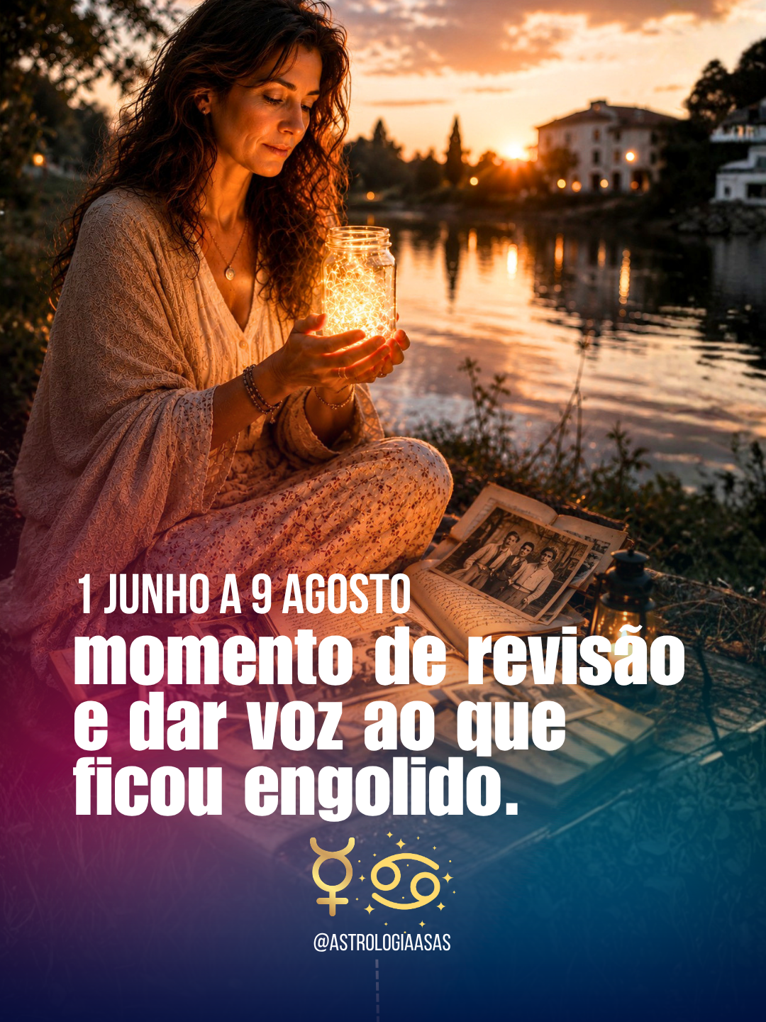Mulher com vestido bege segurando frasco com luzes LED ao lado de livro aberto e lanterna junto a lago ao pôr do sol.