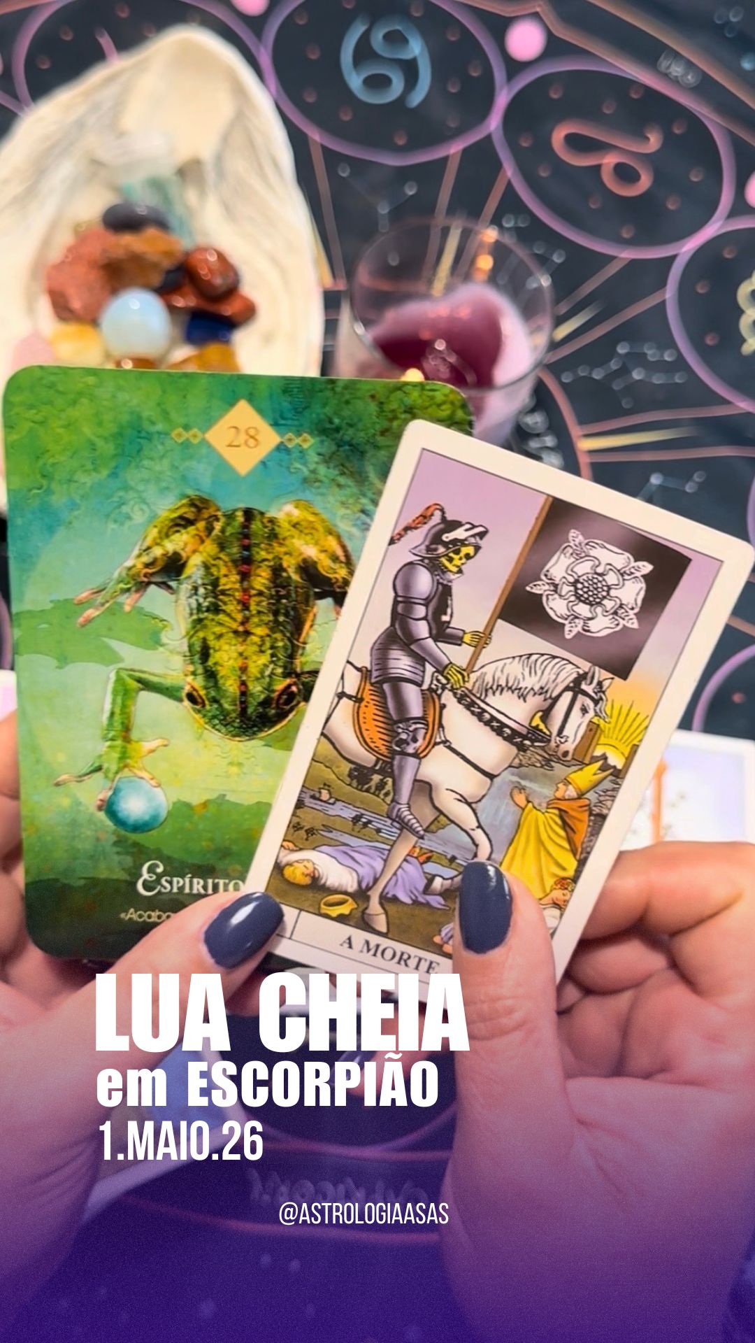 Duas cartas de tarot com rã e cavaleiro esquelético em cavalo, fundo com pedras coloridas e texto sobre astros
