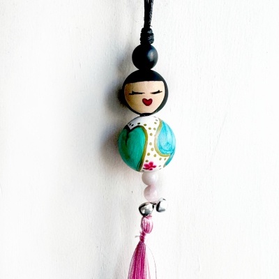 Pendente decorativo em forma de boneca de madeira com tassel rosa