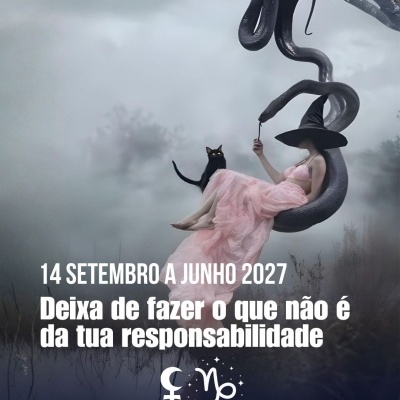 Mulher com vestido rosa e chapéu preto sentada em serpente preta em galho com gato preto